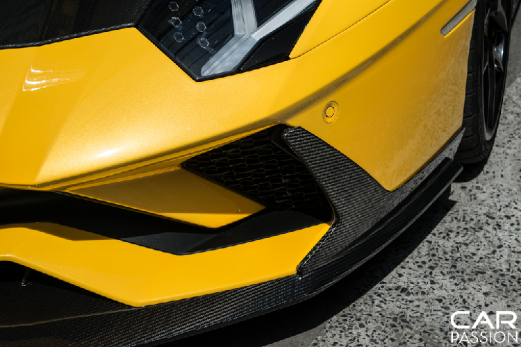 Chiếc xe đã được chủ sở hữu lựa chọn gói độ nâng cấp được làm bằng carbon đến từ thương hiệu Mỹ 1016 Industries. Gói bodykit từ 1016 Industries đem đến cho chiếc xe phần lip trước được kéo dài ra cùng lip hông được thiết kế với hốc gió nhỏ khá độc đáo. Đi kèm với đó chính là nắp capo bằng sợi carbon mới. Bộ bodykit đến từ thương hiệu này có giá lên tới 24,000 Đô.