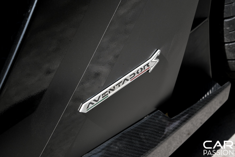 Chiếc Aventador S còn được khoác lên mình bộ decal mới rất cá tính với các gam màu đan xen nổi bật thay cho màu áo Giallo Orion đơn sắc nguyên bản. Bộ decal được phối giữa hai màu đen vàng chính cùng các mảng màu xám. Cách phối màu này mang đến cho chiếc xe một vẻ ngoài phá cách cũng như rất hiện đại cùng tính nghệ thuật cao.