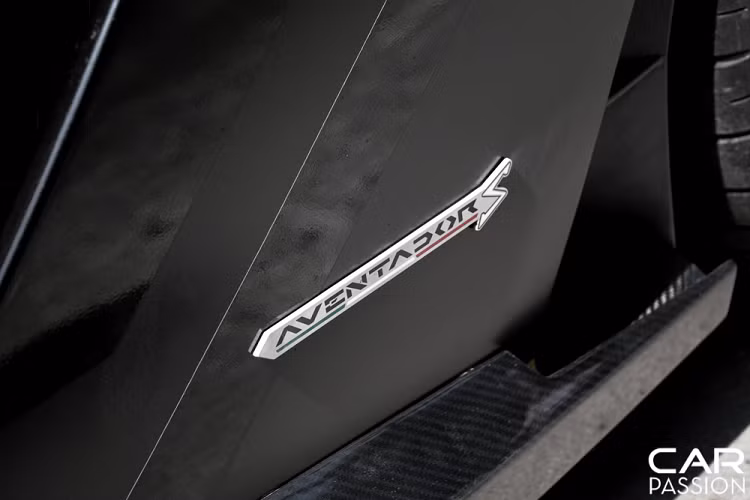 Chiếc Aventador S còn được khoác lên mình bộ decal mới rất cá tính với các gam màu đan xen nổi bật thay cho màu áo Giallo Orion đơn sắc nguyên bản. Bộ decal được phối giữa hai màu đen vàng chính cùng các mảng màu xám. Cách phối màu này mang đến cho chiếc xe một vẻ ngoài phá cách cũng như rất hiện đại cùng tính nghệ thuật cao.