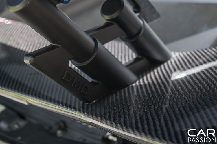 Ngoài ra, xe còn được trang bị bộ mâm Forged đến từ thương hiệu Vossen. Bộ mâm 5 chấu kép còn được kết hợp phần viền với các ốc màu vàng gold rất nổi bật, ăn nhập với hai tông màu đen-vàng chủ đạo của xe.