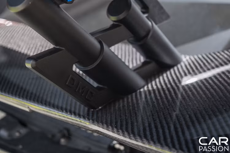 Ngoài ra, xe còn được trang bị bộ mâm Forged đến từ thương hiệu Vossen. Bộ mâm 5 chấu kép còn được kết hợp phần viền với các ốc màu vàng gold rất nổi bật, ăn nhập với hai tông màu đen-vàng chủ đạo của xe.