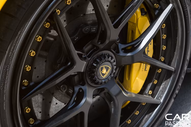 Aventador S độc nhất Việt Nam còn được trang bị hệ thống xả đến từ thương hiệu RYFT được làm thủ công bằng chất liệu titanium đầy tính nghệ thuật cũng như đem lại cho chiếc xe âm thanh động cơ “uy lực” hơn rất nhiều so với nguyên bản.