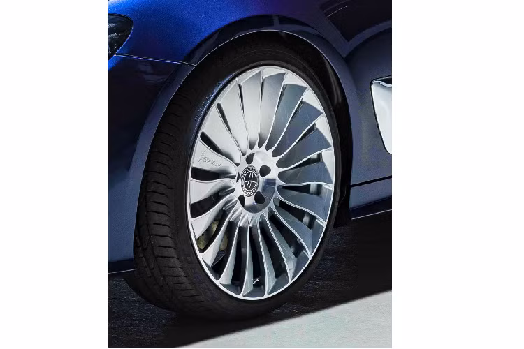 Với sự hỗ trợ từ động cơ điện 48V EQ Boost giúp tăng công suất thêm 22 mã lực và mô men xoắn thêm 250 Nm, chiếc xe này có thể tăng tốc từ 0 – 100 km/h trong vòng 4,4 giây trước khi đạt tốc độ tối đa 250 km/h được giới hạn điện tử.