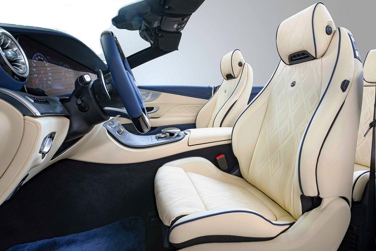 Xe trang bị bộ mâm hợp kim 21 inch với các nan được thiết kế dạng cánh quạt có màu bạc, đồng nhất với những chi tiết mạ chrome xuất hiện khắp thân xe. Ở phía sau là cặp ống xả kép hình tròn được bố trí đối xứng, cùng bộ khuếch tán khí màu đen bóng.