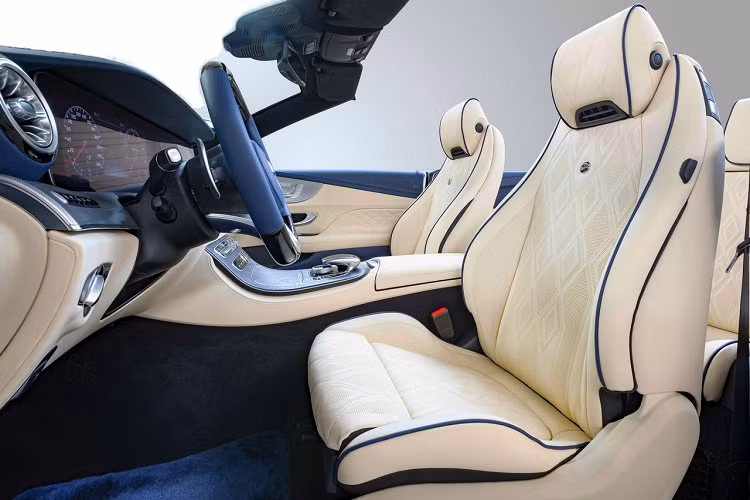 Xe trang bị bộ mâm hợp kim 21 inch với các nan được thiết kế dạng cánh quạt có màu bạc, đồng nhất với những chi tiết mạ chrome xuất hiện khắp thân xe. Ở phía sau là cặp ống xả kép hình tròn được bố trí đối xứng, cùng bộ khuếch tán khí màu đen bóng.