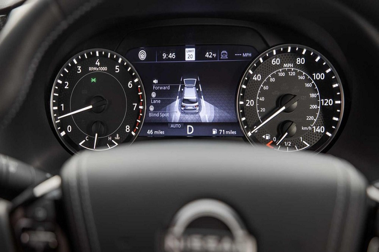 Tiếp đến là cụm điều khiển trung tâm thiết kế lại với ngăn chứa đồ cho phép người dùng ngồi trên cả hàng ghế trước lẫn sau đều có thể mở ra. Khay bên trong ngăn chứa đồ này có thể tháo ra, lắp vào tùy ý.