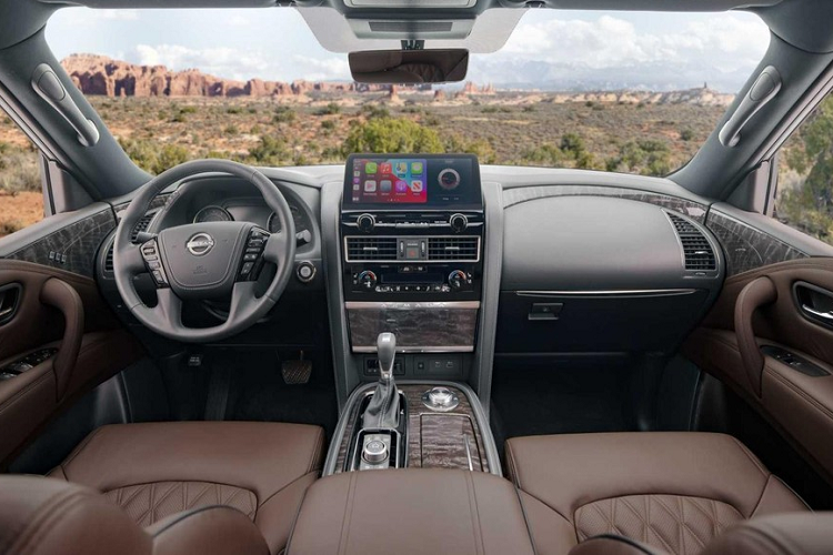 Tương tự ngoại thất, nội thất của Nissan Armada 2021 cũng chỉ được cải tiến nhẹ với màn hình thông tin giải trí 12,3 inch thay cho loại 8 inch cũ. Màn hình này không chỉ lớn hơn mà còn có độ phân giải 1.920 x 720 pixel và hỗ trợ kết nối không dây với điện thoại thông minh qua Apple CarPlay.