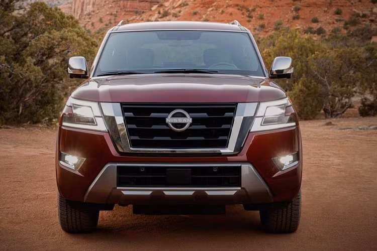 Ngoài ra, Nissan Armada 2021 còn được bổ sung cụm đèn hậu cải tiến và cản trước/sau mới. Riêng những khách hàng mua Nissan Armada 2021 bản SL có thể bổ sung gói Midnight Edition Package với những phụ kiện ngoại thất màu đen cho chiếc SUV cỡ lớn của mình.