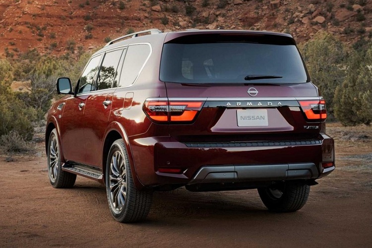 Nằm hai bên lưới tản nhiệt là cụm đèn pha LED tiêu chuẩn, được bao quanh bởi dải đèn LED hình chữ "C" ngược. Bên dưới là hốc đèn sương mù LED tùy chọn với viền mạ crôm cũng được tạo hình chữ "C".