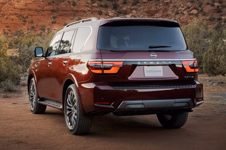 Nằm hai bên lưới tản nhiệt là cụm đèn pha LED tiêu chuẩn, được bao quanh bởi dải đèn LED hình chữ "C" ngược. Bên dưới là hốc đèn sương mù LED tùy chọn với viền mạ crôm cũng được tạo hình chữ "C".