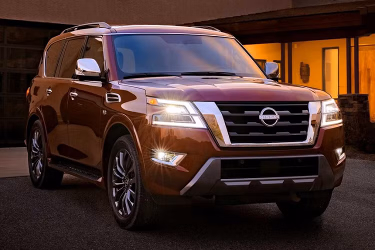 Tương tự người anh em Terra mới, Mẫu xe SUV Nissan Armada 2021 cũng được nâng cấp thiết kế đầu xe. Tại đây, chúng ta có thể bắt gặp lưới tản nhiệt hình chữ "V" với viền mạ crôm dày dặn và sáng bóng. So với phiên bản cũ, lưới tản nhiệt của Nissan Armada 2021 chẳng những rộng hơn mà còn được thiết kế đa diện độc đáo hơn.