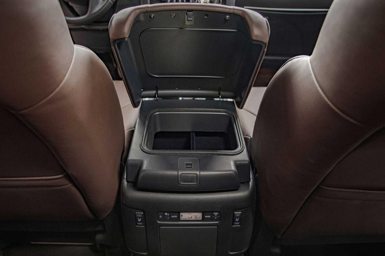 Thêm vào đó là hệ thống an toàn Safety Shield 360 tiêu chuẩn, bao gồm hệ thống kiểm soát hành trình thích ứng, cảnh báo va chạm phía trước và hỗ trợ giữ làn đường.