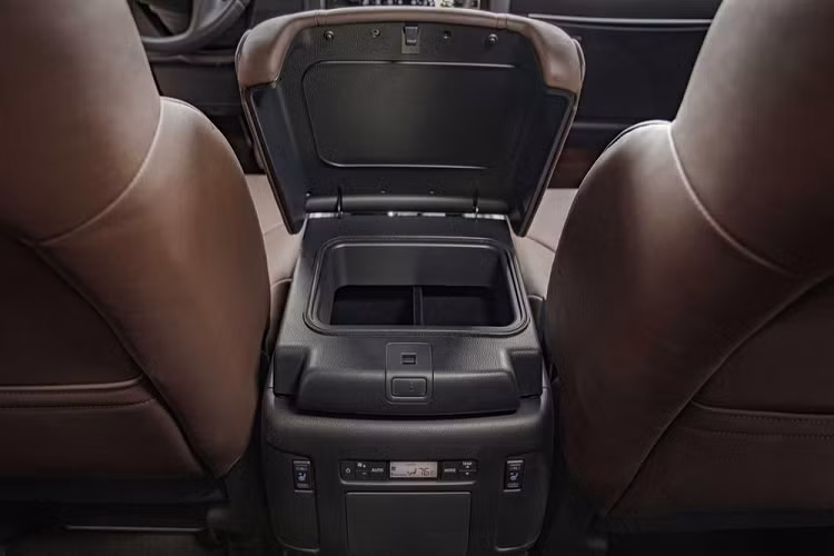 Thêm vào đó là hệ thống an toàn Safety Shield 360 tiêu chuẩn, bao gồm hệ thống kiểm soát hành trình thích ứng, cảnh báo va chạm phía trước và hỗ trợ giữ làn đường.