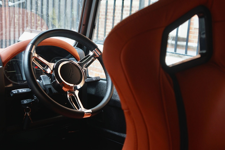 Hàng ghế trước của chiếc Defender độ này gây ấn tượng với vô-lăng 3 chấu kết hợp chất liệu nhôm satin và da đen, bảng điều khiển trung tâm bọc da, bàn đạp ga/phanh làm từ nhôm CNC.