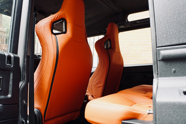 Chiếc Land Rover Defender trong bài viết thuộc phiên bản Defender 110, phiên bản này có kích thước lớn hơn Defender 90. Các ghế ngồi bên trong được khoác lên lớp da mới màu nâu sáng giúp khoang nội thất nổi bật hơn.