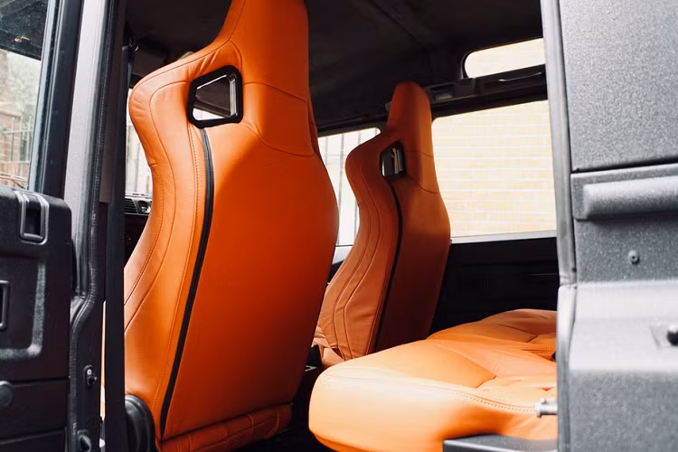 Chiếc Land Rover Defender trong bài viết thuộc phiên bản Defender 110, phiên bản này có kích thước lớn hơn Defender 90. Các ghế ngồi bên trong được khoác lên lớp da mới màu nâu sáng giúp khoang nội thất nổi bật hơn.