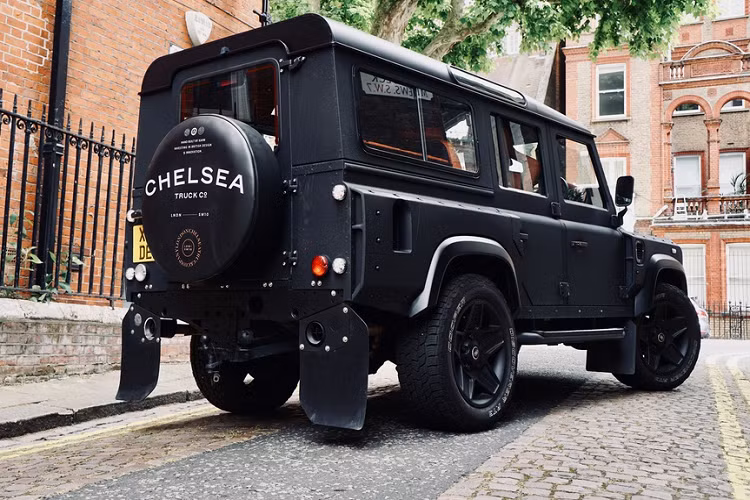 Phần đuôi xe Land Rover Defender 110 độ này được Chelsea Truck tạo điểm nhấn với 2 tấm chắn bùn bằng cao su, nắp che bánh dự phòng được thiết kế riêng với tên công ty độ in nổi bật ngay giữa. Ngoại thất của xe được sơn lại màu đen nhám mang tên Volcanic Rock Stain.