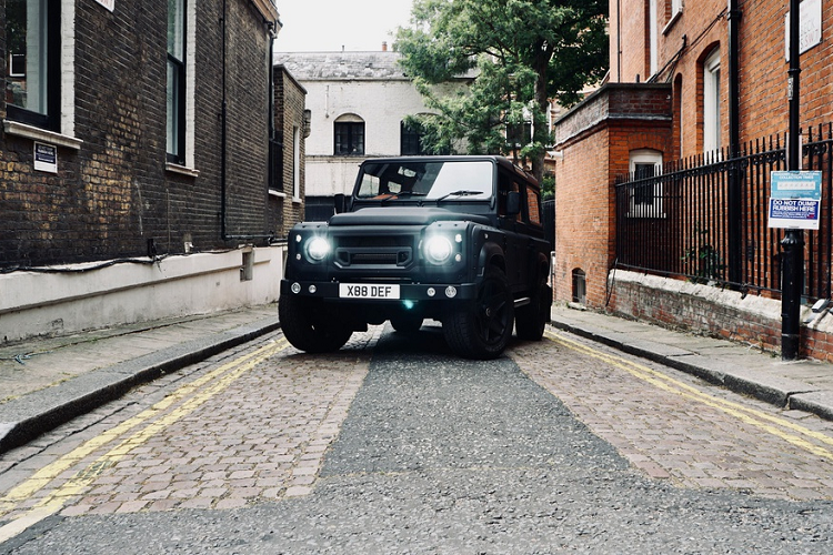 Phần cản trước được làm mới từ thép không gỉ tích hợp 4 đèn sương mù, cùng với đó bộ mâm hợp kim Mondial Retro Volcanic 20 inch giúp chiếc xe trông hầm hố và dữ tợn hơn.