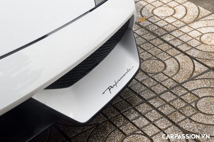 Hốc gió bên phải được trang trí với dòng chữ “Performante” màu đen, đèn xi-nhan bên hông mang hai màu cam và đỏ, đây là trang bị an toàn bắt buộc trên những mẫu xe nhập khẩu vào thị trường Mỹ. Ngoài ra, dòng chữ “Performante” còn được bổ sung ở hai bên hông xe. Thân xe được trang bị các hốc hút gió ở phần đầu và trên thân xe, hai hốc còn lại đặt khá cao nhằm tận dụng luồng không khí vào làm mát cho khối động cơ V10. Logo “LP570-4” đặt gần với hốc bánh sau.