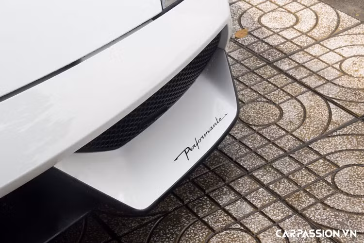 Hốc gió bên phải được trang trí với dòng chữ “Performante” màu đen, đèn xi-nhan bên hông mang hai màu cam và đỏ, đây là trang bị an toàn bắt buộc trên những mẫu xe nhập khẩu vào thị trường Mỹ. Ngoài ra, dòng chữ “Performante” còn được bổ sung ở hai bên hông xe. Thân xe được trang bị các hốc hút gió ở phần đầu và trên thân xe, hai hốc còn lại đặt khá cao nhằm tận dụng luồng không khí vào làm mát cho khối động cơ V10. Logo “LP570-4” đặt gần với hốc bánh sau.