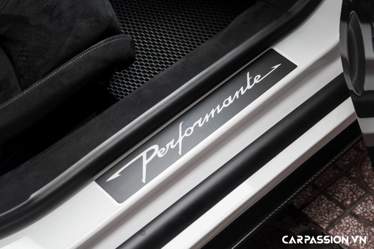 Vô-lăng 3 chấu thể thao được bọc da Alcantara cao cấp và ốp sợi carbon, tích hợp lẫy chuyển số ở phía sau. Màn hình giải trí cỡ nhỏ, các nút bấm được lấy cảm hứng từ chi tiết trên những chiếc chiến đấu cơ. Cụm đồng hồ đo áp suất dầu và nhiệt độ đặt ở vị trí trung tâm bảng táp-lô.