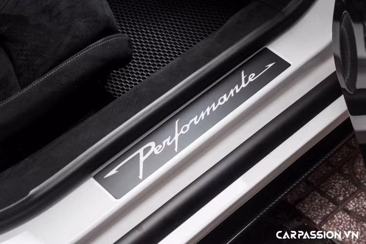 Vô-lăng 3 chấu thể thao được bọc da Alcantara cao cấp và ốp sợi carbon, tích hợp lẫy chuyển số ở phía sau. Màn hình giải trí cỡ nhỏ, các nút bấm được lấy cảm hứng từ chi tiết trên những chiếc chiến đấu cơ. Cụm đồng hồ đo áp suất dầu và nhiệt độ đặt ở vị trí trung tâm bảng táp-lô.