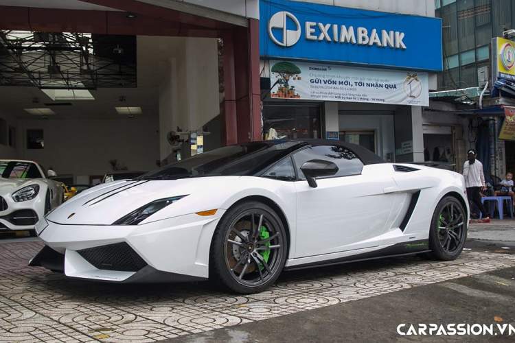 Hiện giá xe Lamborghini Gallardo LP570-4 Spyder Performante độc nhất vô nhị tại Việt Nam vẫn còn là một bí ẩn. Sau khi được bán cho một showroom kinh doanh siêu xe ở Sài Gòn, giới yêu xe trong nước có thể hi vọng bắt gặp “siêu bò” này lăn bánh trên đường phố với tần xuất nhiều hơn.