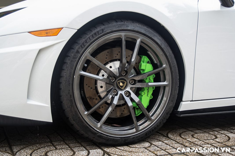 Xe sử dụng bộ mâm có dạng 5 chấu kép sơn màu nòng súng và làm từ hợp kim nhôm có khối lượng nhẹ. Ẩn phía sau là cùm phanh được sơn màu xanh lá cây khá nổi bật, kết hợp với đĩa phanh thép. Đĩa phanh tiêu chuẩn có kích thước 365 mm ở bánh trước và 356 mm ở bánh sau. Nếu được trang bị tuỳ chọn là bộ phanh đĩa gốm carbon, đĩa phanh trước sẽ có kích thước là 380 mm.