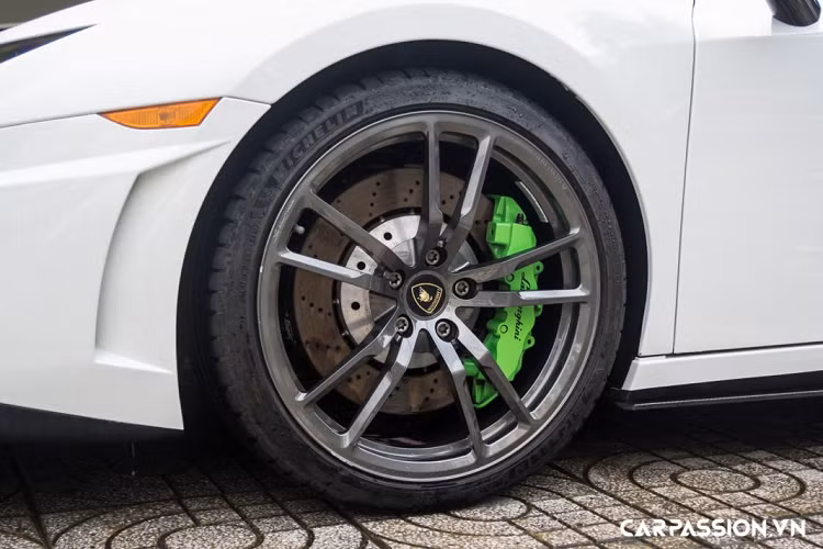 Xe sử dụng bộ mâm có dạng 5 chấu kép sơn màu nòng súng và làm từ hợp kim nhôm có khối lượng nhẹ. Ẩn phía sau là cùm phanh được sơn màu xanh lá cây khá nổi bật, kết hợp với đĩa phanh thép. Đĩa phanh tiêu chuẩn có kích thước 365 mm ở bánh trước và 356 mm ở bánh sau. Nếu được trang bị tuỳ chọn là bộ phanh đĩa gốm carbon, đĩa phanh trước sẽ có kích thước là 380 mm.