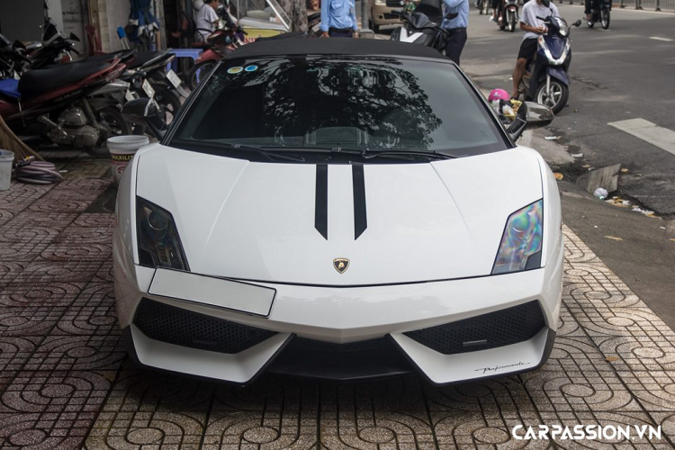 Lamborghini Gallardo LP570-4 Spyder Performante được giới thiệu lần đầu vào tháng 11 năm 2010, muộn hơn một chút so với phiên bản coupe Superleggera. Vì phải bổ sung thêm cơ chế đóng/mở mui phức tạp, khối lượng của biến thể mui xếp lên đến 1.485 kg, tuy nhiên vẫn nhẹ hơn 65 kg so với chiếc Gallardo Spyder tiêu chuẩn. Sau thời gian dài “định cư” tại thành phố cảng Hải Phòng, xe vừa được cho Nam tiến để về với một showroom chuyên kinh doanh siêu xe lâu đời tại Sài Gòn.