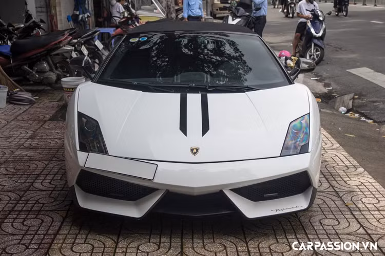 Lamborghini Gallardo LP570-4 Spyder Performante được giới thiệu lần đầu vào tháng 11 năm 2010, muộn hơn một chút so với phiên bản coupe Superleggera. Vì phải bổ sung thêm cơ chế đóng/mở mui phức tạp, khối lượng của biến thể mui xếp lên đến 1.485 kg, tuy nhiên vẫn nhẹ hơn 65 kg so với chiếc Gallardo Spyder tiêu chuẩn. Sau thời gian dài “định cư” tại thành phố cảng Hải Phòng, xe vừa được cho Nam tiến để về với một showroom chuyên kinh doanh siêu xe lâu đời tại Sài Gòn.