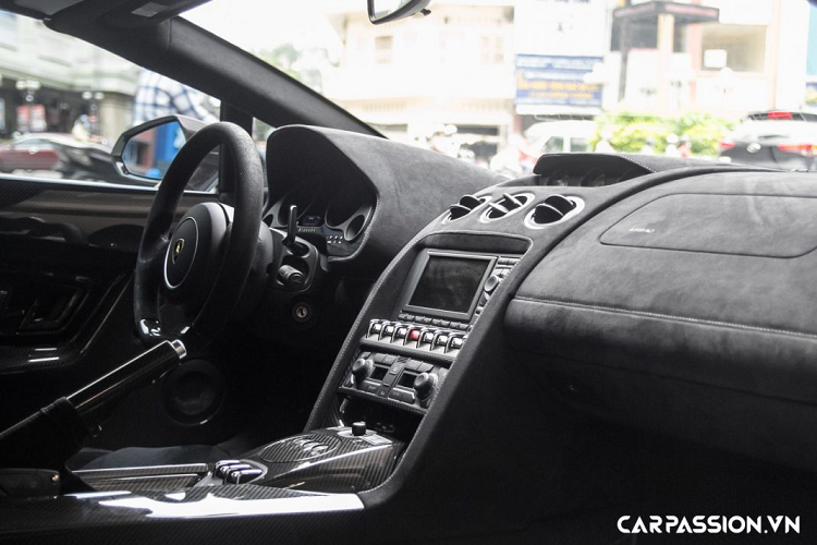 Tiến vào bên trong, khoang lái của xe là sự kết hợp của vật liệu da Alcantara tối màu và sợi carbon. Bệ bước chân có chữ “Performante”, ghế ngồi cũng được thêu chữ “Performante” trên mép ghế và có thiết kế ôm thân người lái đậm chất xe đua. Các chi tiết như : táp-pi cửa, ốp vô-lăng, ốp bảng đồng hồ, ốp bảng điều khiển trung tâm, phanh tay,… đều được làm từ sợi carbon. Xe sở hữu tùy chọn ghế ngồi với phần khung carbon nhằm giảm “cân nặng”, chỉ khâu màu trắng tương phản và logo Lamborghini được thêu trên tựa đầu ghế.