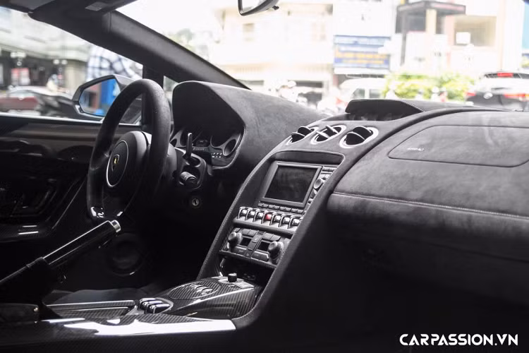 Tiến vào bên trong, khoang lái của xe là sự kết hợp của vật liệu da Alcantara tối màu và sợi carbon. Bệ bước chân có chữ “Performante”, ghế ngồi cũng được thêu chữ “Performante” trên mép ghế và có thiết kế ôm thân người lái đậm chất xe đua. Các chi tiết như : táp-pi cửa, ốp vô-lăng, ốp bảng đồng hồ, ốp bảng điều khiển trung tâm, phanh tay,… đều được làm từ sợi carbon. Xe sở hữu tùy chọn ghế ngồi với phần khung carbon nhằm giảm “cân nặng”, chỉ khâu màu trắng tương phản và logo Lamborghini được thêu trên tựa đầu ghế.