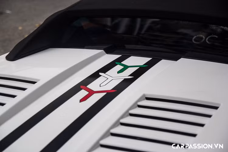 Ở phía sau, nắp máy có dạng kín thay cho nắp kính trên phiên bản Gallardo Superleggera và được trang trí với các họa tiết hình chữ Y đẹp mắt mang 3 gam màu của quốc kỳ nước Ý. Cản sau gây ấn tượng với bộ khuếch tán cỡ lớn làm từ sợi carbon, hệ thống ống xả nguyên bản gồm 4 chụp xả và đèn hậu dạng xương cá. Chiếc cánh gió cũng có cấu tạo từ sợi carbon có vai trò giúp tăng tính ổn định cho thân xe khi vận hành ở tốc độ cao.