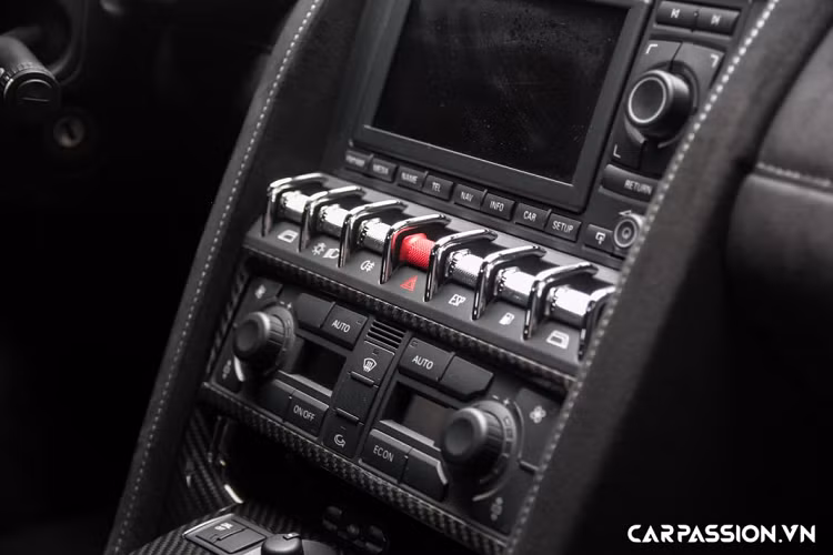 Lamborghini Gallardo LP570-4 Spyder Performante được trang bị khối động cơ V10 hút khí tự nhiên, có dung tích 5.2 lít, sản sinh công suất tối đa 562 mã lực tại vòng tua 8.000 vòng/phút và mô men xoắn cực đại đạt mức 540 Nm tại vòng tua máy 6.500 vòng/phút. Kết hợp với hộp số bán tự động 6 cấp và hệ dẫn động 4 bánh AWD, “siêu bò” mui trần chỉ mất 3,9 giây để tăng tốc từ 0-100 km/h và có tốc độ tối đa 325 km/h.