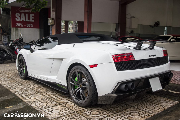 Ở phần ngoại thất, xe sở hữu phối màu khá đặc trưng trên những chiếc Gallardo LP570-4 Spyder Performante, lớp sơn trắng Bianco Monocerus được tô điểm với đường sọc kép màu đen kéo dài từ nắp ca-pô đến phần đuôi xe. Tương tự chiếc Gallardo LP570-4 Superleggera, diện mạo của xe được Lamborghini nâng cấp với các chi tiết mới như cản trước được thiết kế lại, hai hốc gió ở phần đầu xe được mở rộng hơn nhằm giảm thiểu tối đa sức cản gió nhưng vẫn đảm bảo tính thẩm mỹ cho “siêu bò”.