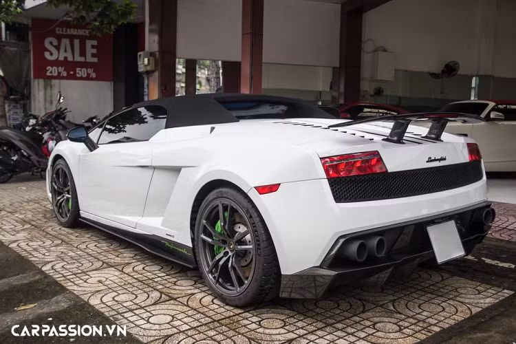 Ở phần ngoại thất, xe sở hữu phối màu khá đặc trưng trên những chiếc Gallardo LP570-4 Spyder Performante, lớp sơn trắng Bianco Monocerus được tô điểm với đường sọc kép màu đen kéo dài từ nắp ca-pô đến phần đuôi xe. Tương tự chiếc Gallardo LP570-4 Superleggera, diện mạo của xe được Lamborghini nâng cấp với các chi tiết mới như cản trước được thiết kế lại, hai hốc gió ở phần đầu xe được mở rộng hơn nhằm giảm thiểu tối đa sức cản gió nhưng vẫn đảm bảo tính thẩm mỹ cho “siêu bò”.