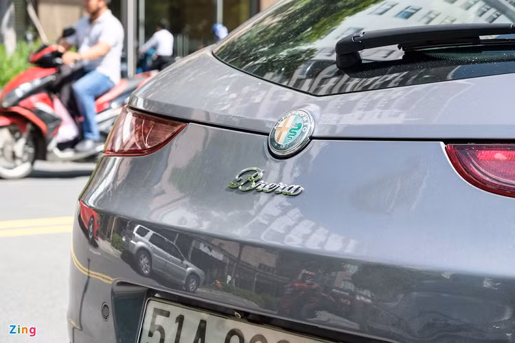 Tại châu Âu, Alfa Romeo Brera được trang bị nhiều phiên bản động cơ, từ 4 xy-lanh 1.75L, 2.2L đến V6 3.2L. Chiếc Brera tại Việt Nam được trang bị động cơ V6 3.2L, sản sinh công suất 260 mã lực tại vòng tua 6.300 vòng/phút và mô-men xoắn 322 Nm tại vòng tua 4.500 vòng/phút.