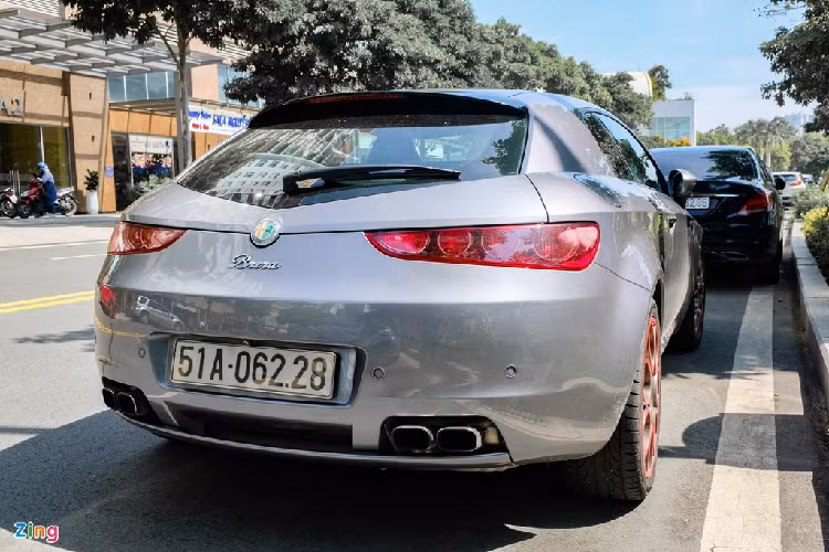 Cụm đèn hậu cũng có thiết kế tương tự đèn trước. Dù kiểu dáng không quá hầm hố, Alfa Romeo Brera được trang bị hệ thống ống xả kép đối xứng tương tự những mẫu siêu xe.