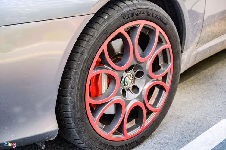 Với sức mạnh này, Brera có thể tăng tốc 0-100 km/h trong 6,8 giây. Ở thời điểm về Việt Nam, giá xe Alfa Romeo Brera được đồn đoán trên 2 tỷ đồng. Tại thị trường quốc tế, Brera phiên bản V6 có giá bán hơn 35.000 USD vào năm 2008.