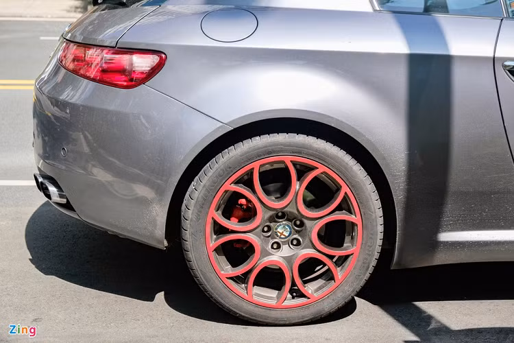 Alfa Romeo Brera mui trần được sản xuất chính thức từ năm 2005 đến 2010 và được thiết kế bởi studio Giorgetto Giugiaro - một trong những hãng thiết kế ôtô danh tiếng nhất Italy, bên cạnh Pininfarina, Italdesign, Zagato...