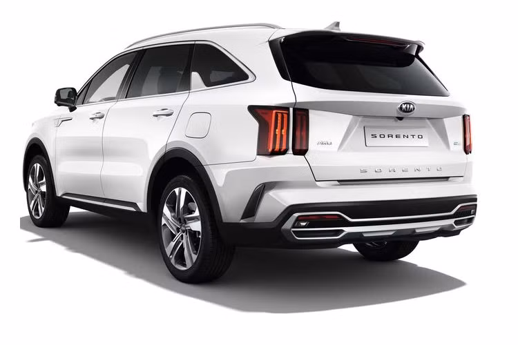 Phần đuôi của Kia Sorento hoàn toàn mới mang thiết kế đơn giản nhưng không hề thiếu đi sự chỉn chu và cá tính nhờ cụm đèn hậu được thiết kế với 2 dải LED chạy dọc, chi tiết này gợi nhớ tới một số mẫu xe cơ bắp tới từ Mỹ.
