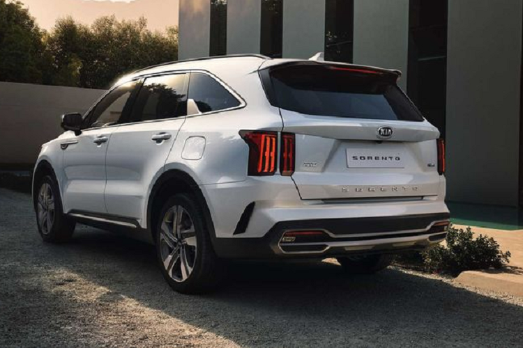 Kia Sorento 2021 tại Hàn Quốc được bán ra với 3 phiên bản động cơ, bao gồm động cơ dầu Diesel 4 xy-lanh 2.2L, cho ra công suất tối đa 198 mã lực và 440 Nm mô-men xoắn, đi kèm với hộp số tự động 8 cấp ly hợp kép. Tiếp tới là động cơ SmartStream T-GDi 2.5L, đi kèm với hộp số ly hợp kép 8 cấp và cho ra sức mạnh 277 ma lực và 421 Nm mô-men xoắn cực đại. Cuối cùng là khối động cơ SmartStream Hybrid 4 xy-lanh 1.6L tăng áp, cho ra công suất tối đa 227 mã lực và 350 Nm mô-men xoắn, đi kèm hộp số tự động 6 cấp.