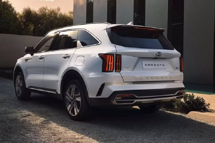 Kia Sorento 2021 tại Hàn Quốc được bán ra với 3 phiên bản động cơ, bao gồm động cơ dầu Diesel 4 xy-lanh 2.2L, cho ra công suất tối đa 198 mã lực và 440 Nm mô-men xoắn, đi kèm với hộp số tự động 8 cấp ly hợp kép. Tiếp tới là động cơ SmartStream T-GDi 2.5L, đi kèm với hộp số ly hợp kép 8 cấp và cho ra sức mạnh 277 ma lực và 421 Nm mô-men xoắn cực đại. Cuối cùng là khối động cơ SmartStream Hybrid 4 xy-lanh 1.6L tăng áp, cho ra công suất tối đa 227 mã lực và 350 Nm mô-men xoắn, đi kèm hộp số tự động 6 cấp.