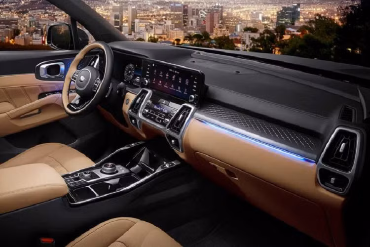 Giống như một số mẫu xe khác trong gia đình Kia, Sorento 2021 cũng mang kiểu thiết kế màn hình giải trí 10.25 inch với bệ đỡ nối dài ra đồng hồ công-tơ-mét 12.3 inch to bản, tạo cảm giác khu vực này trường và bắt mắt hơn. Bên cạnh hệ thống màn hình, các kỹ sư đã thiết kế hàng phím bấm cảm ứng với chế độ rung phản hồi về tay người lái.