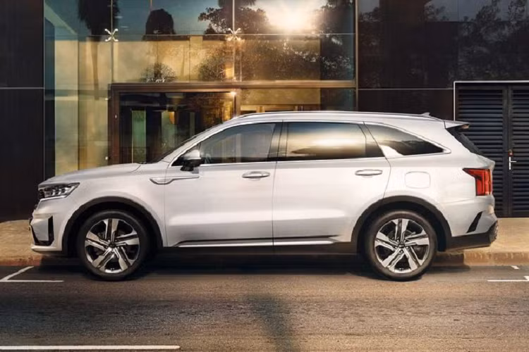 Ở thời điểm hiện tại, còn quá sớm để bàn về các trang bị mà THACO KIA sẽ tích hợp lên mẫu Sorento thế hệ thứ 4 tại Việt Nam. Tuy nhiên, tại quê nhà Hàn Quốc, Kia Sorento thế hệ mới sở hữu khá nhiều các trang bị an toàn nổi bật như hệ thống cảnh báo điểm mù, cảnh báo tài xế mất tập trung, hệ thống hỗ trợ chống va chạm lù xe, camera lùi, hỗ trợ giữ ga, hệ thống chống va chạm phương tiện cắt ngang phía sau, camera 360, màn hình giám sát điểm mù, hệ thống cảnh báo va chạm trước...