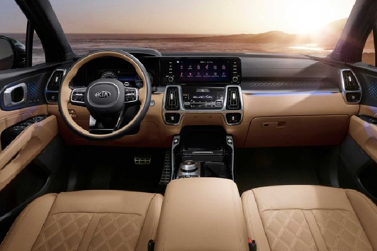 Bên trong, Sorento thế hệ thứ 4 sở hữu phong cách thiết kế khá cầu kỳ với nhiều nút bấm, cách bố trí lạ mắt. Đáng chú ý, xe đã loại bỏ đi cần số cơ để thay bằng loại núm vặn hiện đại, đây là một chi tiết khá đặc biệt. Bên cạnh đó, để giúp Sorento sang trọng hơn, nhà sản xuất Hàn Quốc cũng sử dụng chủ yếu các vật liệu như da, gỗ và nhựa đen bên trong khoang cabin này. Một số chi tiết ốp bề mặt như khu vực điều hoà, bệ điều khiển tủng tâm... đều được ốp kim loại phay xước cao cấp.