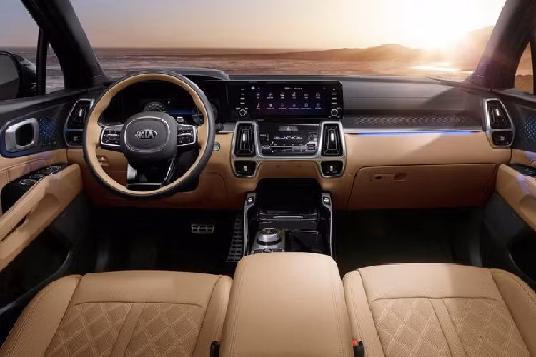 Bên trong, Sorento thế hệ thứ 4 sở hữu phong cách thiết kế khá cầu kỳ với nhiều nút bấm, cách bố trí lạ mắt. Đáng chú ý, xe đã loại bỏ đi cần số cơ để thay bằng loại núm vặn hiện đại, đây là một chi tiết khá đặc biệt. Bên cạnh đó, để giúp Sorento sang trọng hơn, nhà sản xuất Hàn Quốc cũng sử dụng chủ yếu các vật liệu như da, gỗ và nhựa đen bên trong khoang cabin này. Một số chi tiết ốp bề mặt như khu vực điều hoà, bệ điều khiển tủng tâm... đều được ốp kim loại phay xước cao cấp.