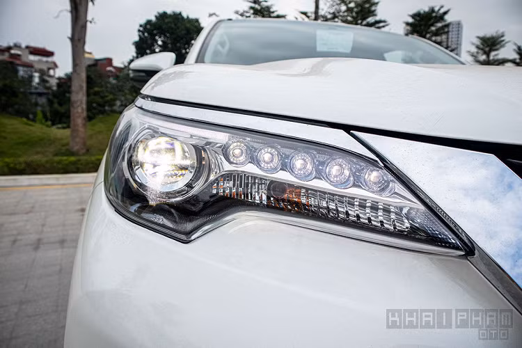 Phần đầu xe, Toyota Fortuner 2020 được thiết kế với lưới tản nhiệt hình chữ "V" quen thuộc, 3 thanh ngang mạ crom , trung tâm là logo thương hiệu cũng được mạ crom tương tự. Nối liền với mặt ca-lăng là hệ thống đèn chiếu sáng với đèn pha LED Projector được tích hợp tính năng điều khiển tự động, cân bằng góc chiếu và dẫn đường. Đèn chạy ban ngày của xe cũng sử dụng bóng LED, ngay bên dưới là đèn sương mù kết hợp hốc gió mạ crom.