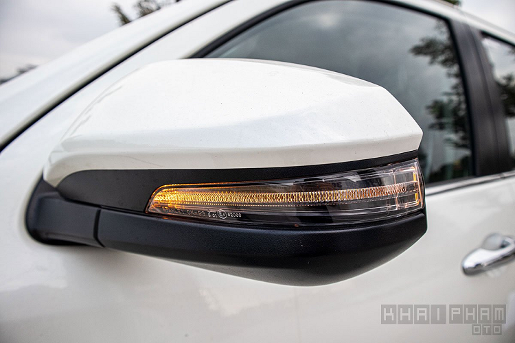 Trong phân khúc SUV 7 chỗ, Toyota Fortuner 2020 sở hữu những tiện nghi khá cơ bản như: Màn hình giải trí cảm ứng 7 inch kết hợp đầu DVD hỗ trợ kết nối Smart Phone, và những kết nối cơ bản như USB/Bluetooth/AUX... với đầu ra là dàn âm thanh 6 loa.